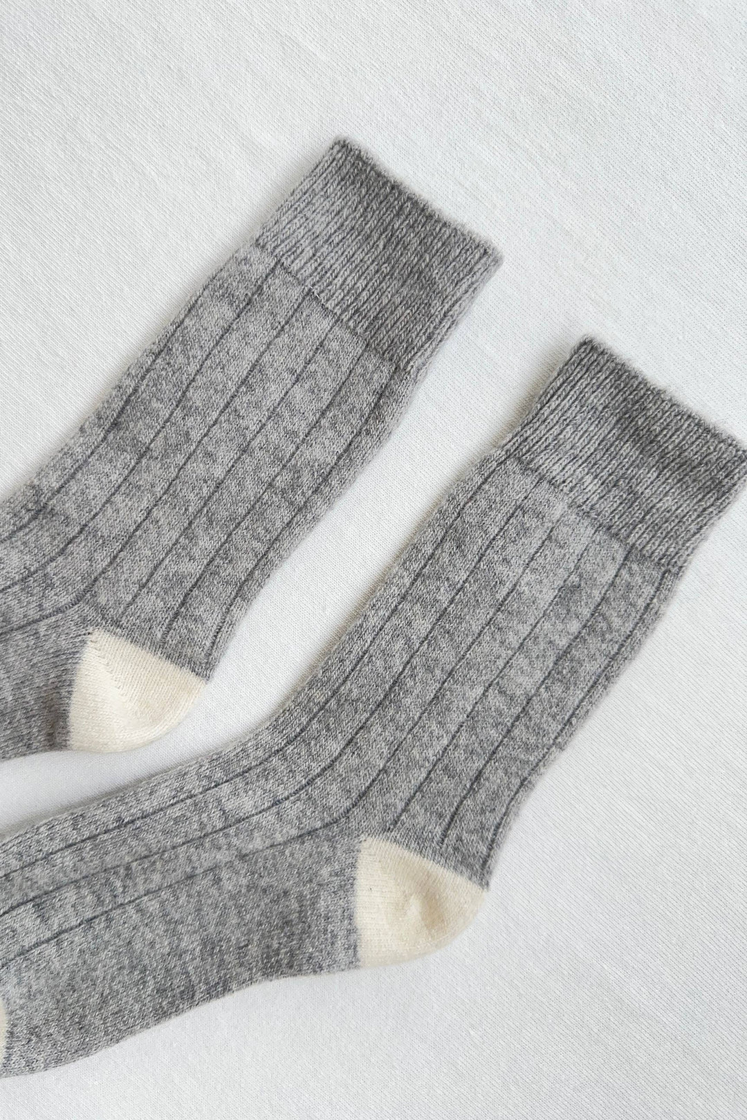 Le Bon Shoppe Classic Cashmere Socks: Fawn