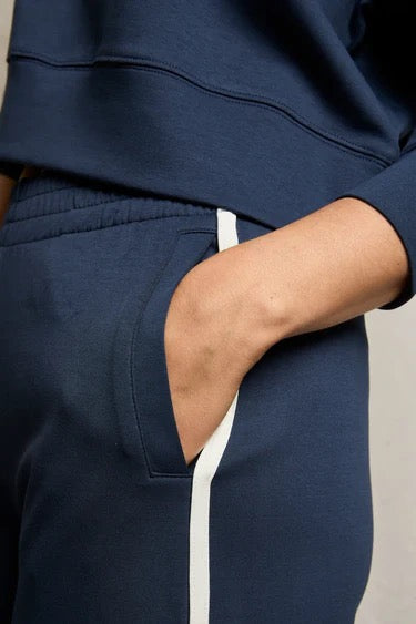 Perfect White Tee Mikos Pants