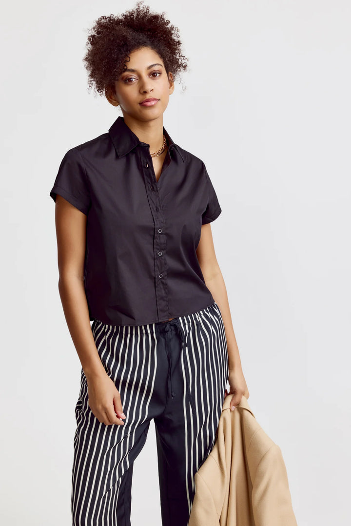 The Shirt The Boxy Short Sleeve Cropped Shirt Black