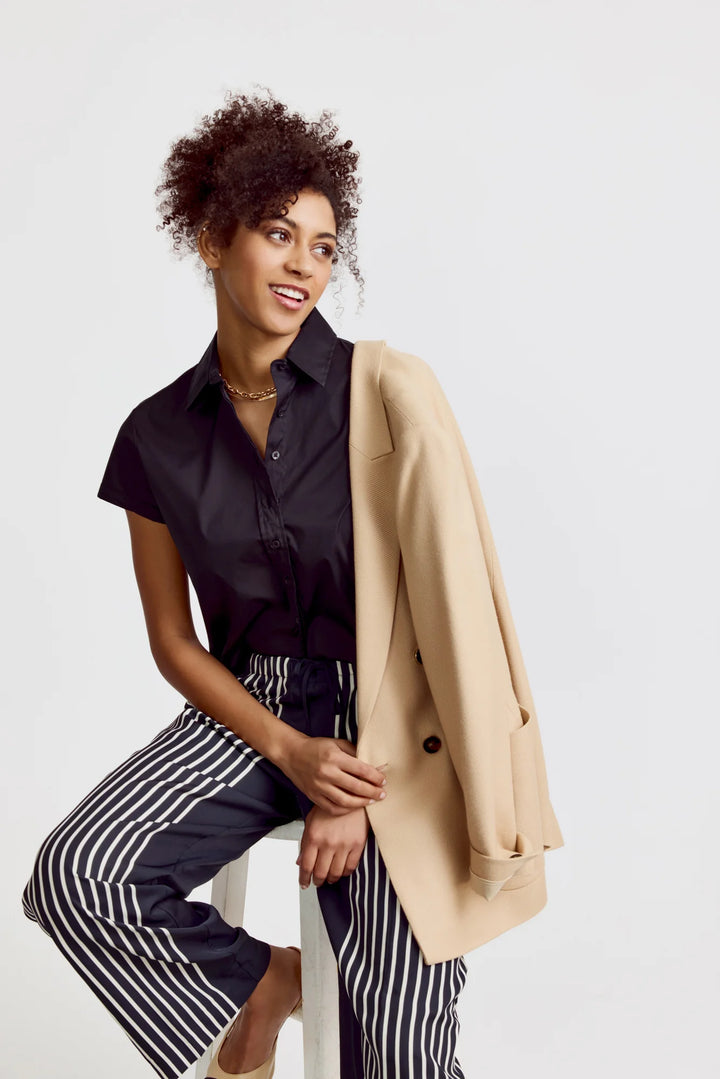 The Shirt The Boxy Short Sleeve Cropped Shirt Black