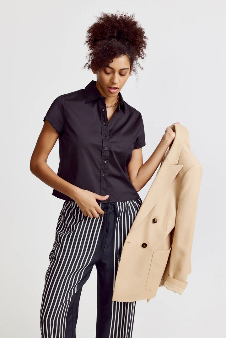The Shirt The Boxy Short Sleeve Cropped Shirt Black