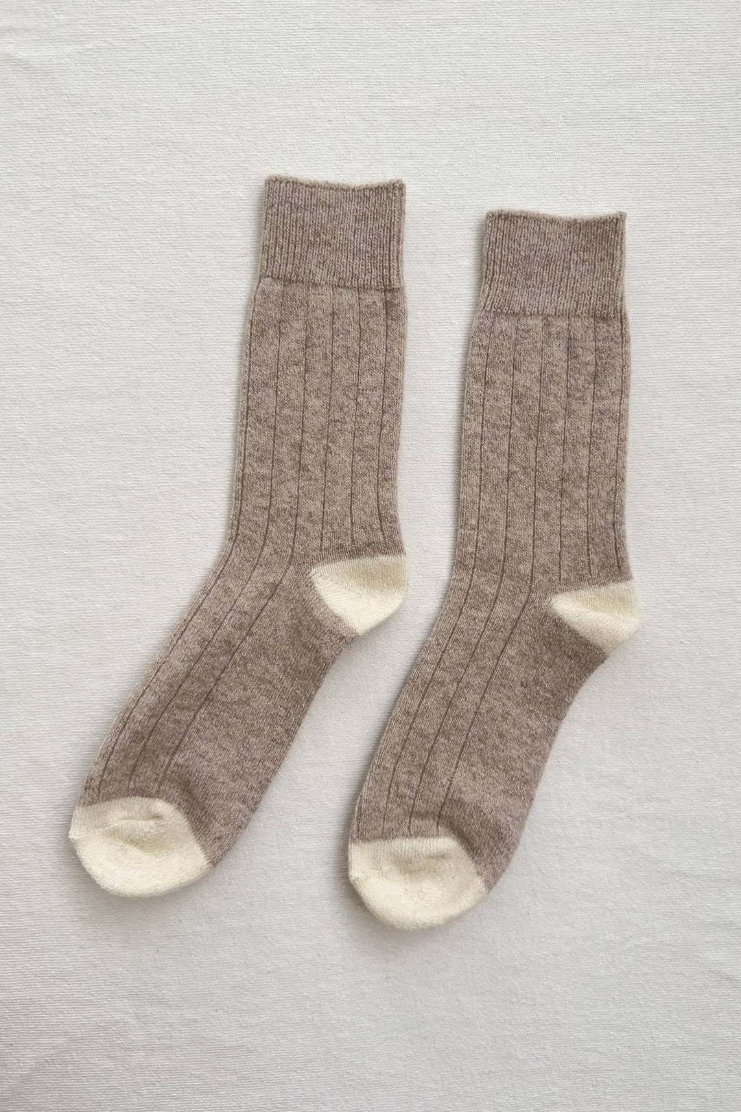 Le Bon Shoppe Classic Cashmere Socks: Fawn